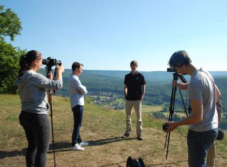 Gérald Ariano, présentateur de Bougez Vert et son équipe, sont venus à la découverte du patrimoine naturel des Ardennes, lors du tournage d’une émission pour Ushuaïa TV