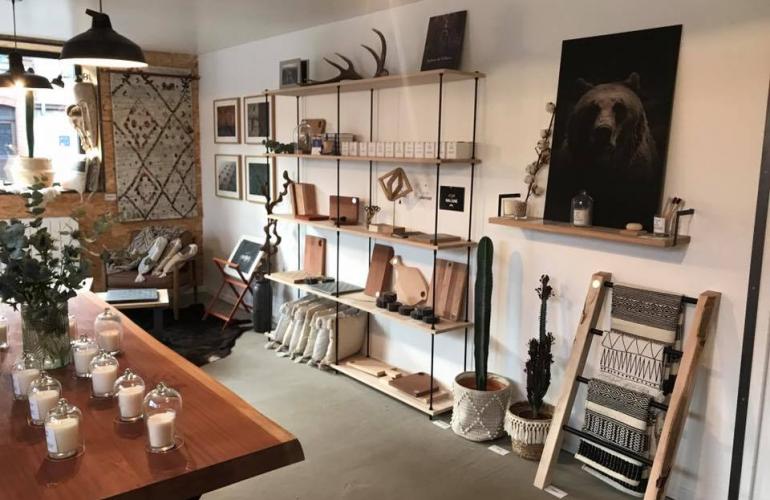 Né de l’association de trois jeunes entrepreneurs ardennais, Hutte est un showroom où leurs créations prennent vie, au cœur de la vallée de la Meuse