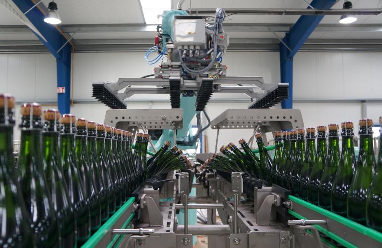 Basée à Vouziers dans les Ardennes, la société Fege qui fabrique des équipements robotisés et de convoyage pour les lignes de conditionnement vient de fêter 25 ans d’existence